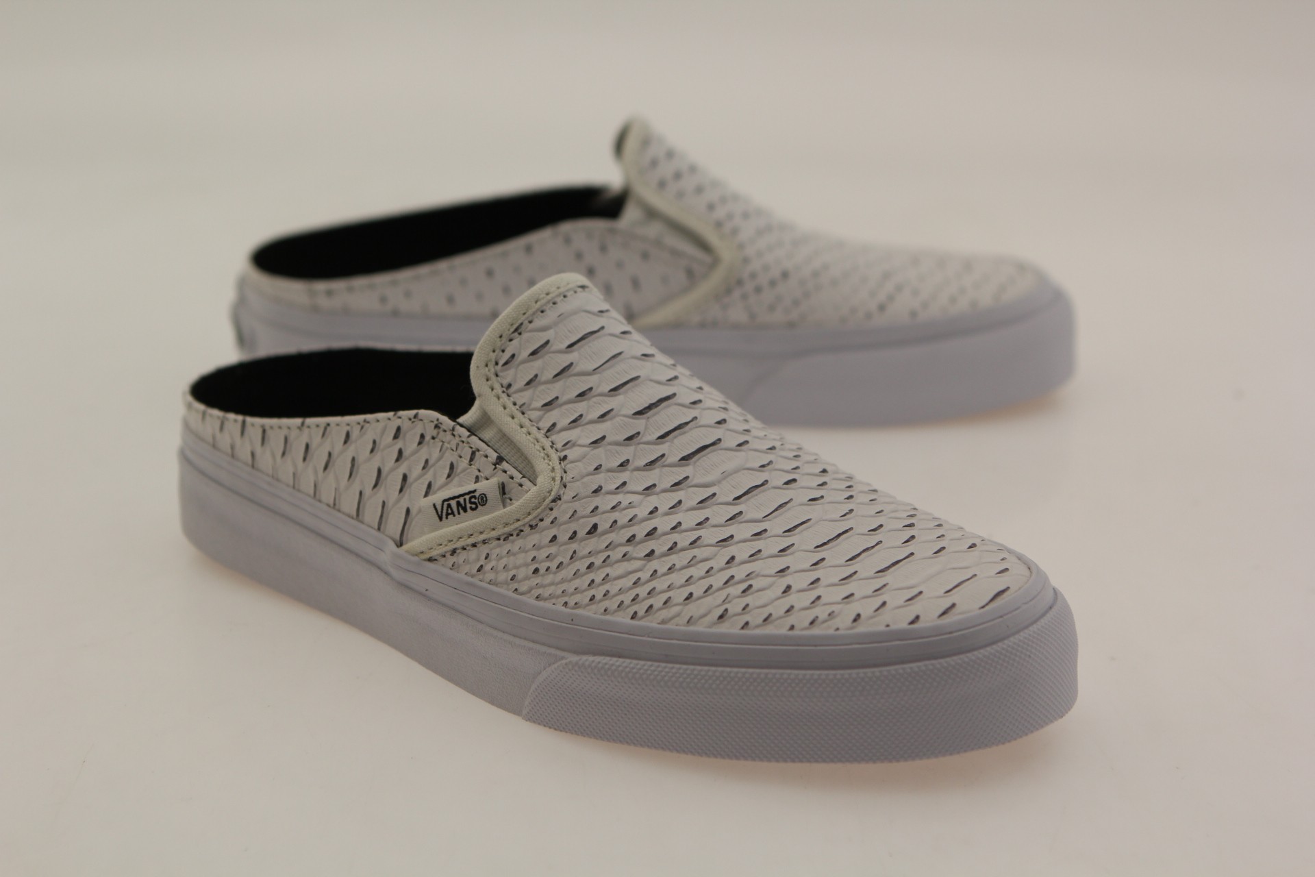 Vans Women Classic Slip-On Mule - Embossed Leather (white / true white)