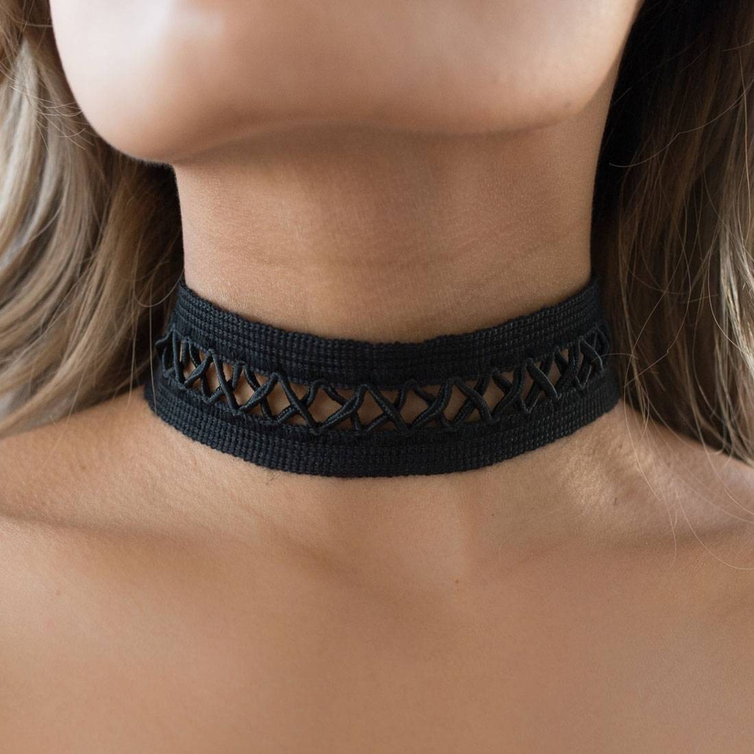Strung Out Shop Laroux Choker (black)