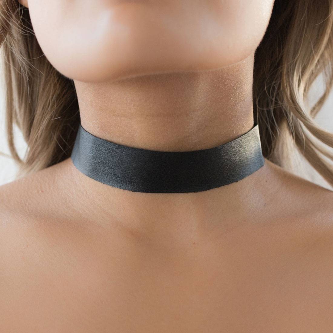 Strung Out Shop Marcella Choker (black)