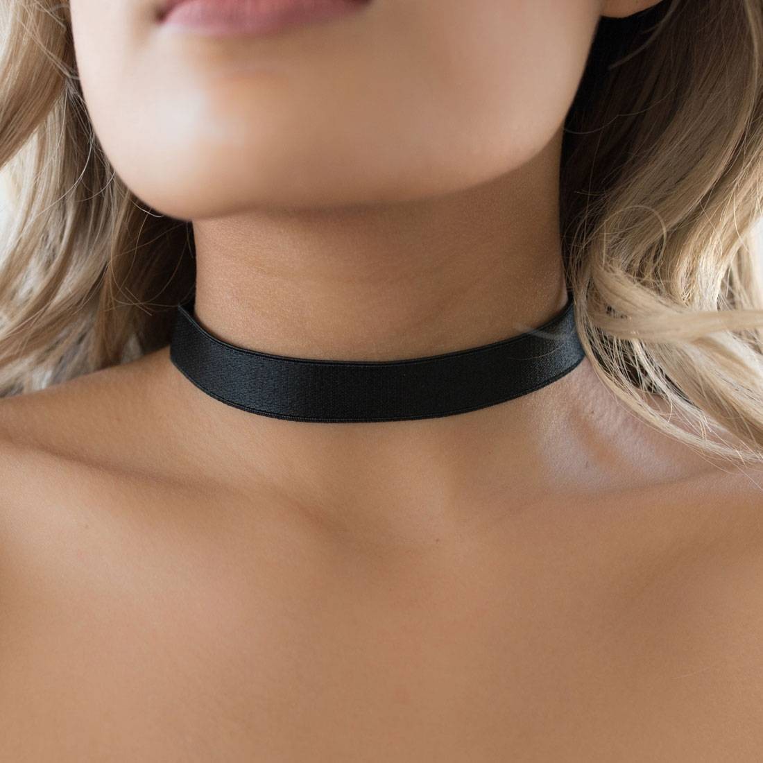 Strung Out Shop Reza Choker (black)