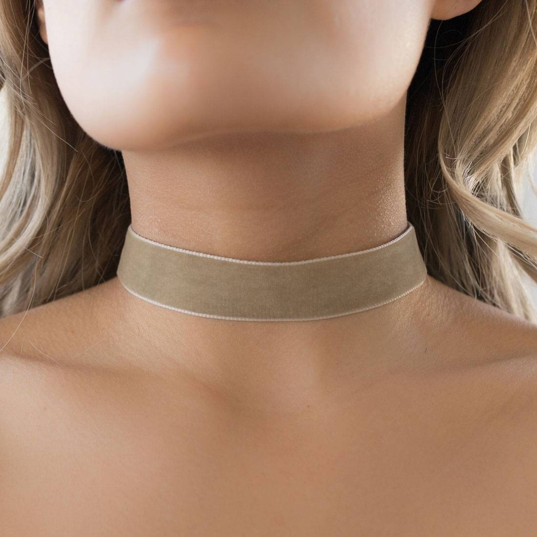 Strung Out Shop Surya Velvet Choker (khaki)
