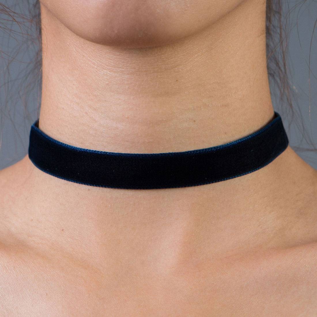 Strung Out Shop Kina Velvet Choker (blue)
